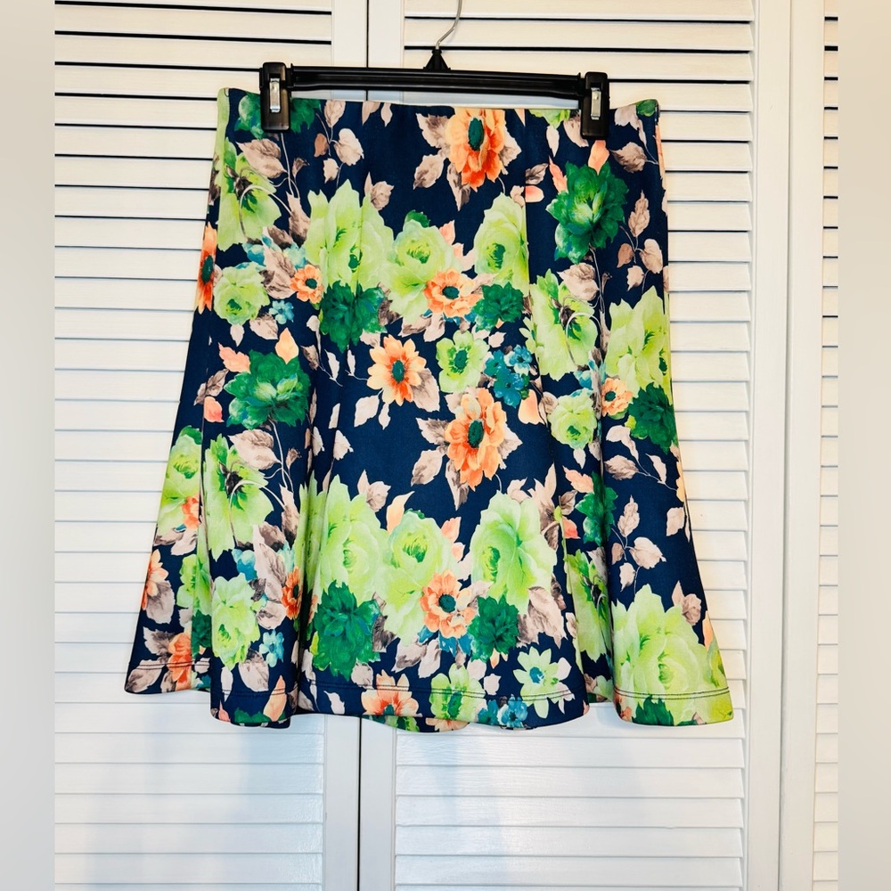 💥 New York Clothing Company Medium Floral A-Line Skirt in Navy/Green Floral EUC